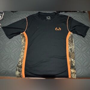 4/$15 bundle.Men’s M Real Tree stretch tshirt in good used condition